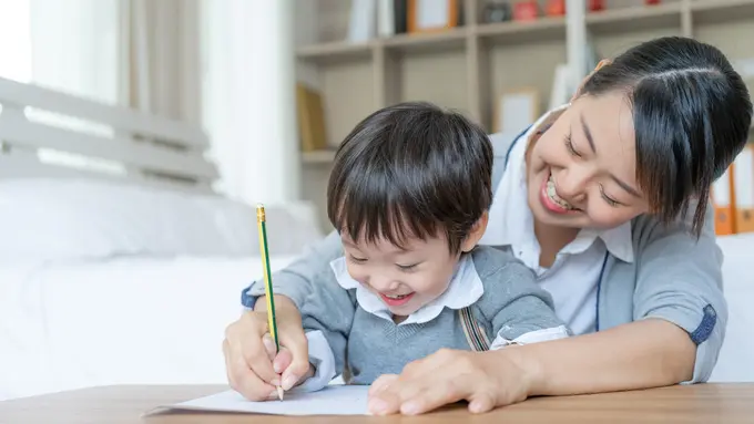 Seorang anak sedang belajar bersama ibunya (Foto Dok: Freepik/jcomp)