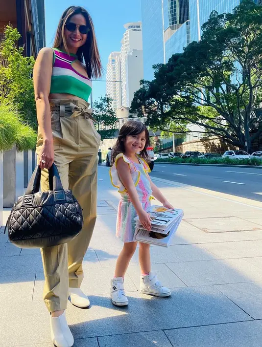 Saat pakai outfit bercelana, keduanya juga tampil chic meski dengan gaya yang berbeda (Foto: Instagram @septriasaacha)