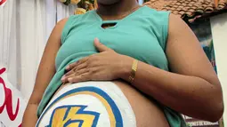 Dayana Saborio berpose setelah mengikuti kontes La Madre Panza (Perut Ibu) untuk merayakan Hari Ibu di Managua, Nicaragua, 30 Mei 2022. Kontes Perut Ibu terdiri dari pemberian hadiah kepada ibu hamil dengan perut terbesar. (OSWALDO RIVAS/AFP)