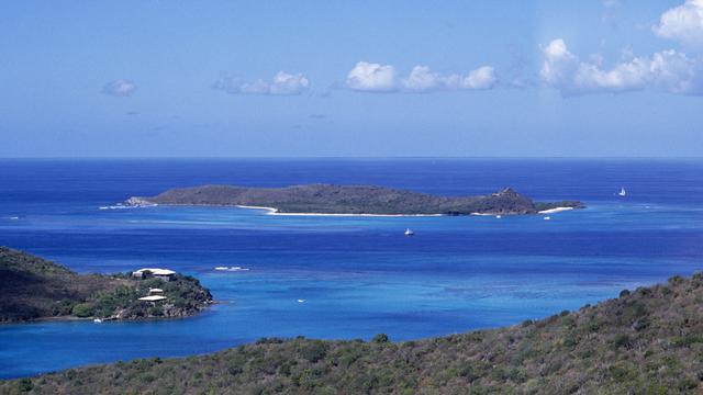 Pria Ini Tawarkan Rp 2 Milliar untuk Tinggal Bersama di Pulau Pribadi