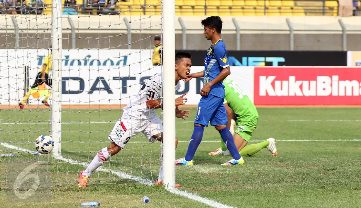 Pesepakbola Martapura FC, Syaifullah Nazar (kiri) berlari usai mencetak gol ke gawang Persiba di lanjutan Piala Presiden 2015 di Stadion Si Jalak Harupat, Bandung, Minggu (9/6/2015). Martapura kalah 2-3 dari Persiba. (Liputan6.com/Helmi Fithriansyah)