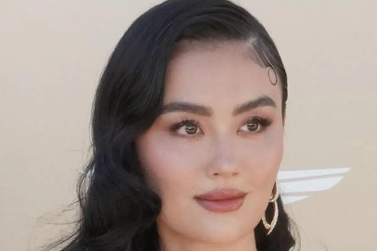 Pancarkan Aura Bintang, Agnez Mo Tampil Flawless dengan Old Hollywood Glam Look di Gold Gala