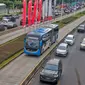 Sebuah Bus TransJakarta melintas di jalur Busway Jalan Sudirman, Jakarta, Selasa (31/1/2023). Kepala Dishub DKI Jakarta Syafrin Liputo mengatakan pihaknya masih melakukan evaluasi terhadap pemanfaatan tarif integrasi yang sekarang sudah dijalankan. (Liputan6.com/Angga Yuniar)