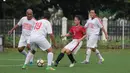 Pemain Timnas Wanita Indonesia, Dhanielle Dephne (2kanan) melewati adangan Legenda Indonesia pada laga uji coba di Lapangan ABC Senayan, Jakarta, Kamis (5/4/2018). Timnas Wanita Indonesia menang 3-2. (Bola.com/Nick Hanoatubun)