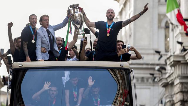 Foto Piala Eropa: Lautan Manusia Sambut Juara Euro 2020 Timnas Italia di Kota Roma