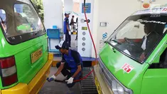 Petugas mengisi BBG angkutan kota (angkot) di SPBG PGN Jl. Moh. A. Salmun, Bogor, Jawa Barat (28/9). Saat ini sekitar 500 angkot di Bogor yang menggunakan BBG. Setiap bulan, angkot-angkot itu menyerap 150.000 meter kubik BBG. (Liputan6.com/Angga Yuniar)