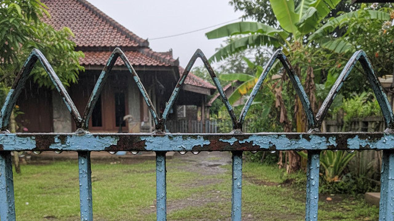 Cat Pagar Mengelupas Akibat Hujan, Begini Langkah Perbaikannya