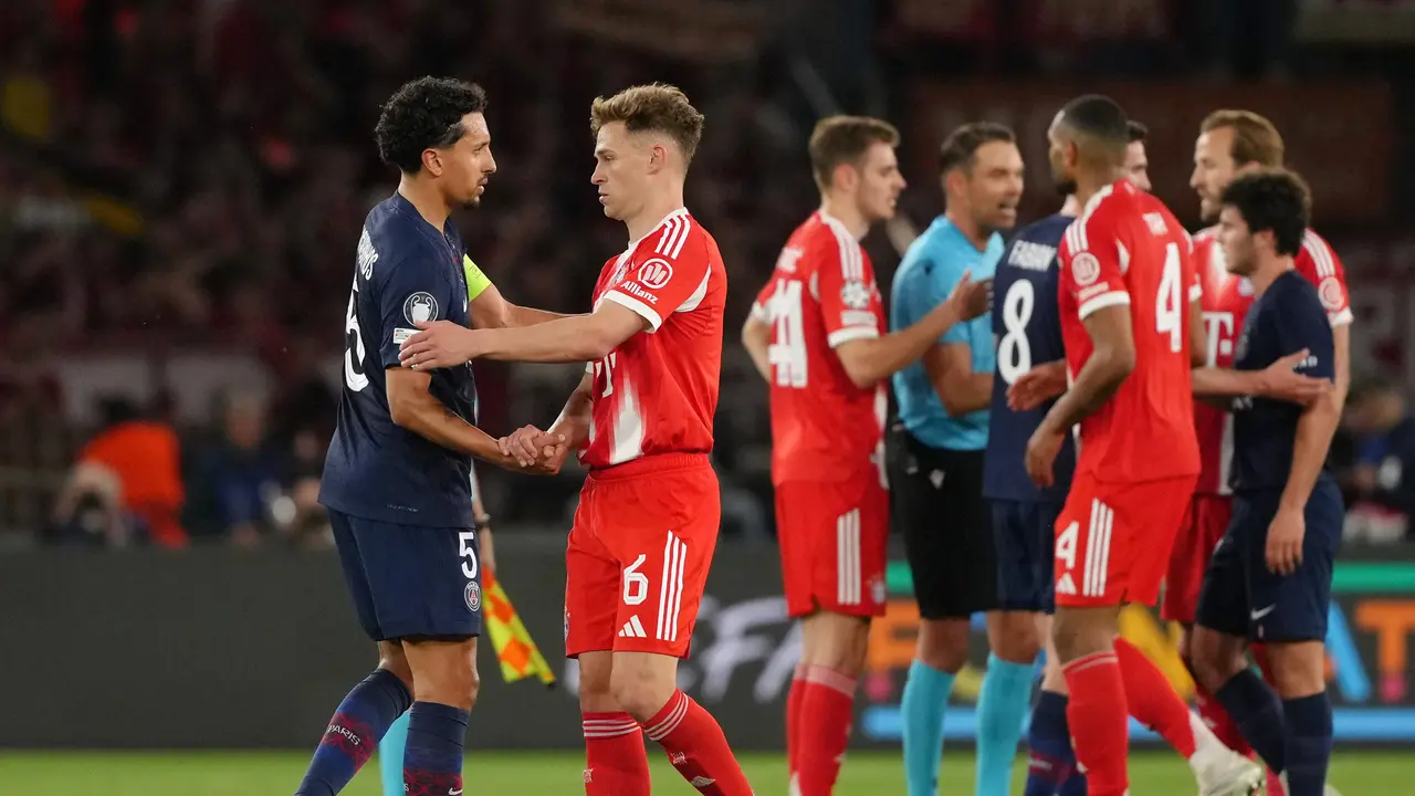 Marquinhos dan Joshua Kimmich bersalaman usai laga PSG vs Bayern Munchen di leg pertama semifinal Liga Champions 2025/2026 di Parc des Princes, Rabu (29/4/2026) dini hari WIB.