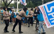 Aksi Humanis Polisi Polres Jakpus, Bagikan Air Mineral dan Roti ke Massa Demo Buruh