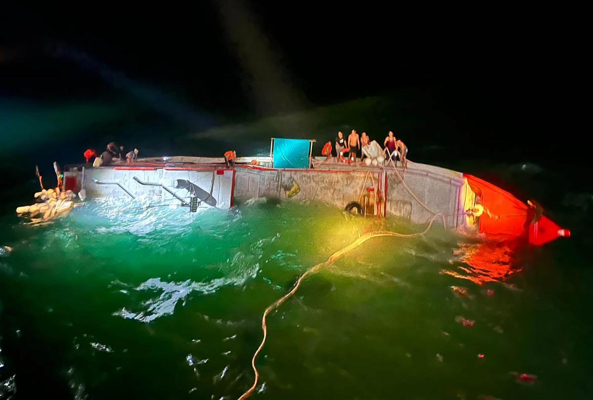 FOTO: Momen Dramatis KRI Banjarmasin Selamatkan ABK di Tengah Cuaca Buruk