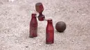 Woodball dimainkan secara perorangan atau tim dengan cara memukul bola secara berangsur-angsur sampai meneroboskan bola ke gawang yang ada di setiap lintasan dengan jumlah pukulan sedikit mungkin. (Bola.com/M Iqbal Ichsan)