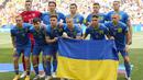 Para pemain starting XI Timnas Ukraina berfoto bersama jelang dimulainya laga Grup E Euro 2024 menghadapi Timnas Rumania di Allianz Arena, Munchen, Jerman, Senin (17/6/2024). (AP Photo/Antonio Calanni)