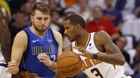 Aksi Luka Doncic (baju biru) pada laga perdananya di NBA (AP)