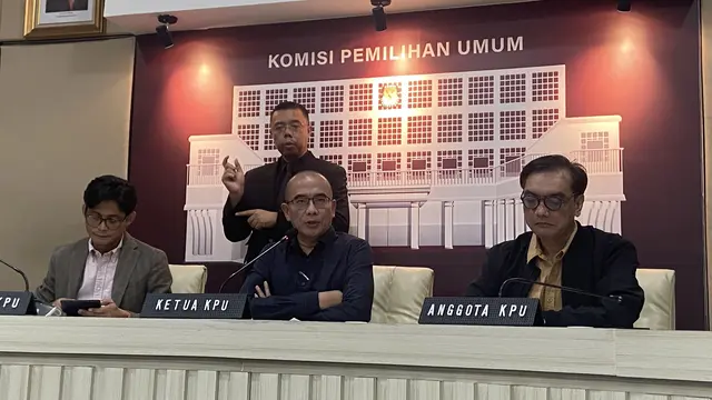 Ketua Komisi Pemilihan Umum (KPU) Hasyim Asy'ari jumpa pers di kantor KPU RI, Jakarta, Selasa (27/2/2024). (Liputan6.com/Muhammad Radityo Priyasmoro)