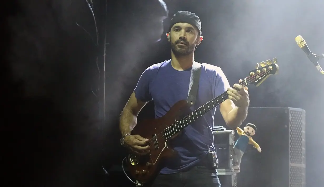 Para penggemar berteriak "we want more" usai Brandon Boyd menyudahi aksi mereka di atas panggung. (Bambang E. Ros/Bintang.com)