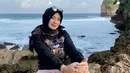 Ratna Antika kerap membagikan potretnya dalam balutan hijab. Gayanya pun terlihat santai, seperti saat liburan dan menghabiskan waktu bersama keluarga (Liputan6.com/IG/@ratnaantikamonata_rafcreal_new)
