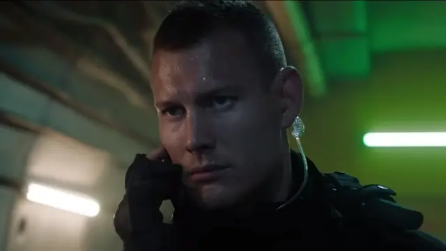 Tom Hopper sebagai Declan Smith dalam film SAS: Red Notice. (Foto: Dok. Silver Reel/ Sky Cinema)