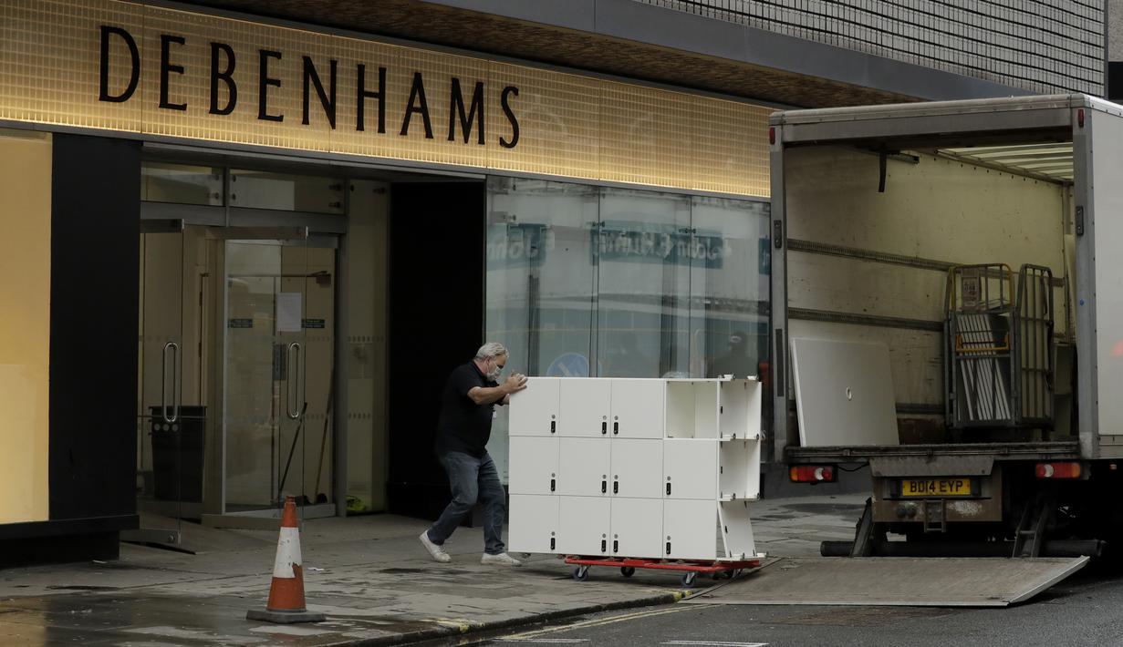 Perabotan dari department store Debenhams yang ditutup di Oxford Street di London, dipindahkan dan dimuat ke dalam truk, pada Sabtu (6/2/2021). Pengecer mode online, Boohoo telah membeli merek dan situs web Debenhams seharga 55 juta pound atau sekitar Rp 1 triliun. (AP Photo/Matt Dunham)