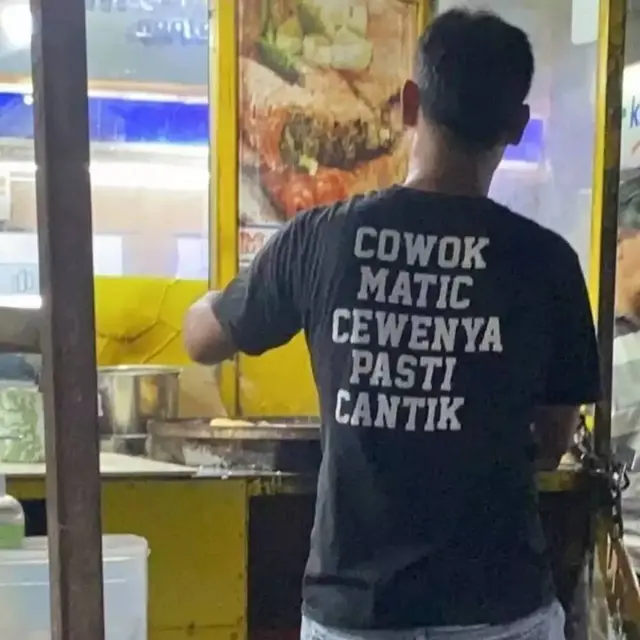 10 Potret Tulisan Nyeleneh di Belakang Kaos Ini Bikin Tepuk Jidat