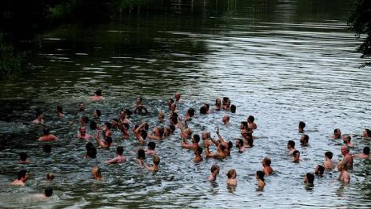 Kaum nudis bikin klub renang rahasia