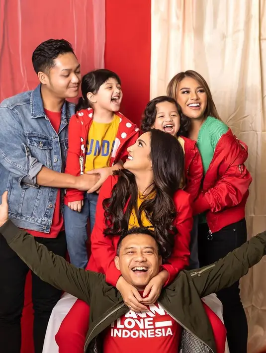 Keluarga Anang Hermansyah. (Instagram/azriel_hermansyah)