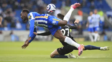 Bek Manchester City, Joao Cancelo melakukan pelanggaran terhadap gelandang Brighton and Hove Albion, Yves Bissouma pada pekan 37 Liga Inggris di Amex Stadium, Rabu (19/5/2021) dinihari WIB. Manchester City menyerah di markas Brighton dengan skor 2-3. (Gareth Fuller, Pool via AP)