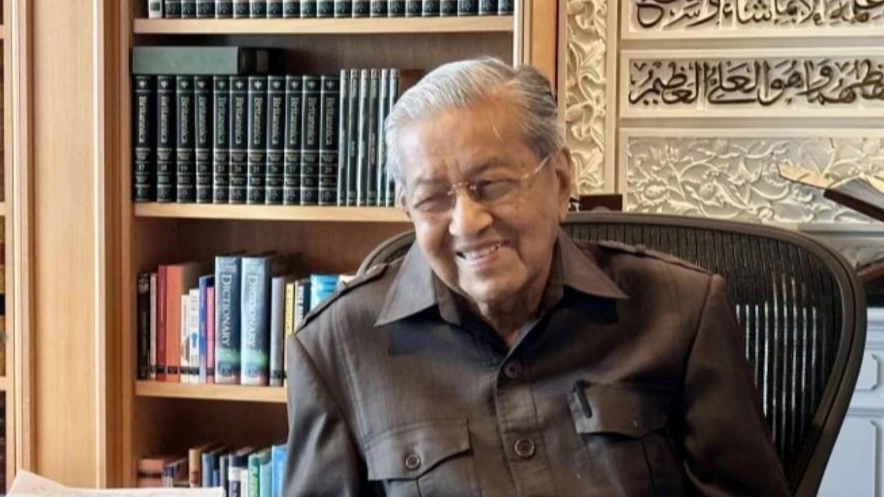 Mahathir Mohamad Dilarikan ke Rumah Sakit Usai Terjatuh di Rumah