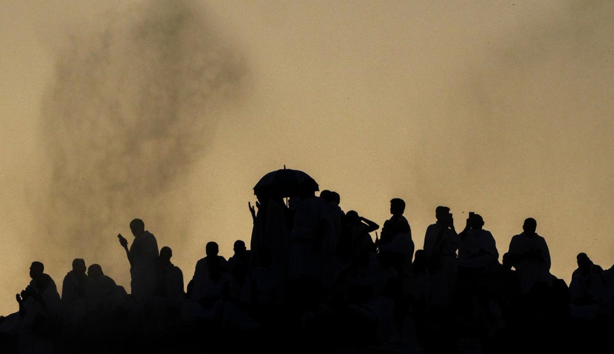 <p>Kementerian Kesehatan Arab Saudi juga mengeluarkan peringatan kepada jemaah haji untuk membawa payung dan meminum lebih banyak air untuk mencegah terjadinya dehidrasi. (AP Photo/Amr Nabil)</p>