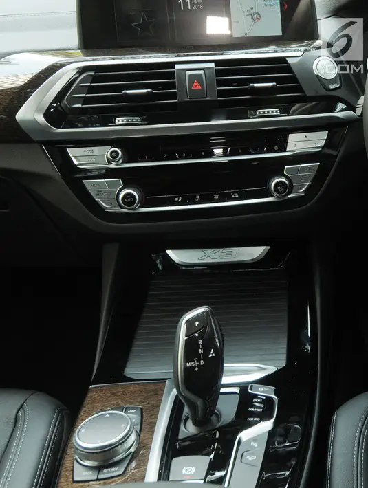 Bentuk persneling BMW X3 terbaru saat peluncurannya di Jakarta, Rabu (11/4). BMW X3 terbaru juga cocok untuk segala medan. (Merdeka.com/Dwi Narwoko)