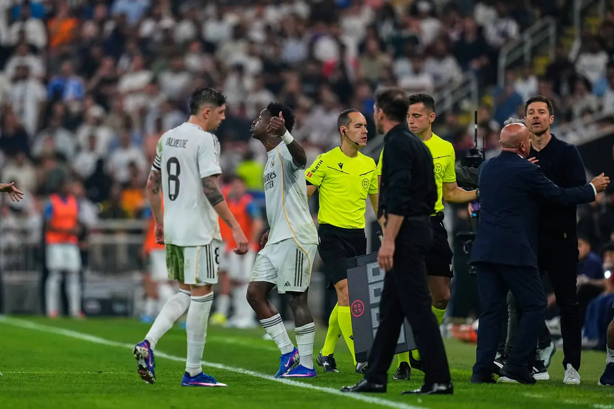 Foto: Aksi Cekcok Vinicius dan Simeone dalam Laga Panas Derby Madrid di Semifinal Piala Super Spanyol
