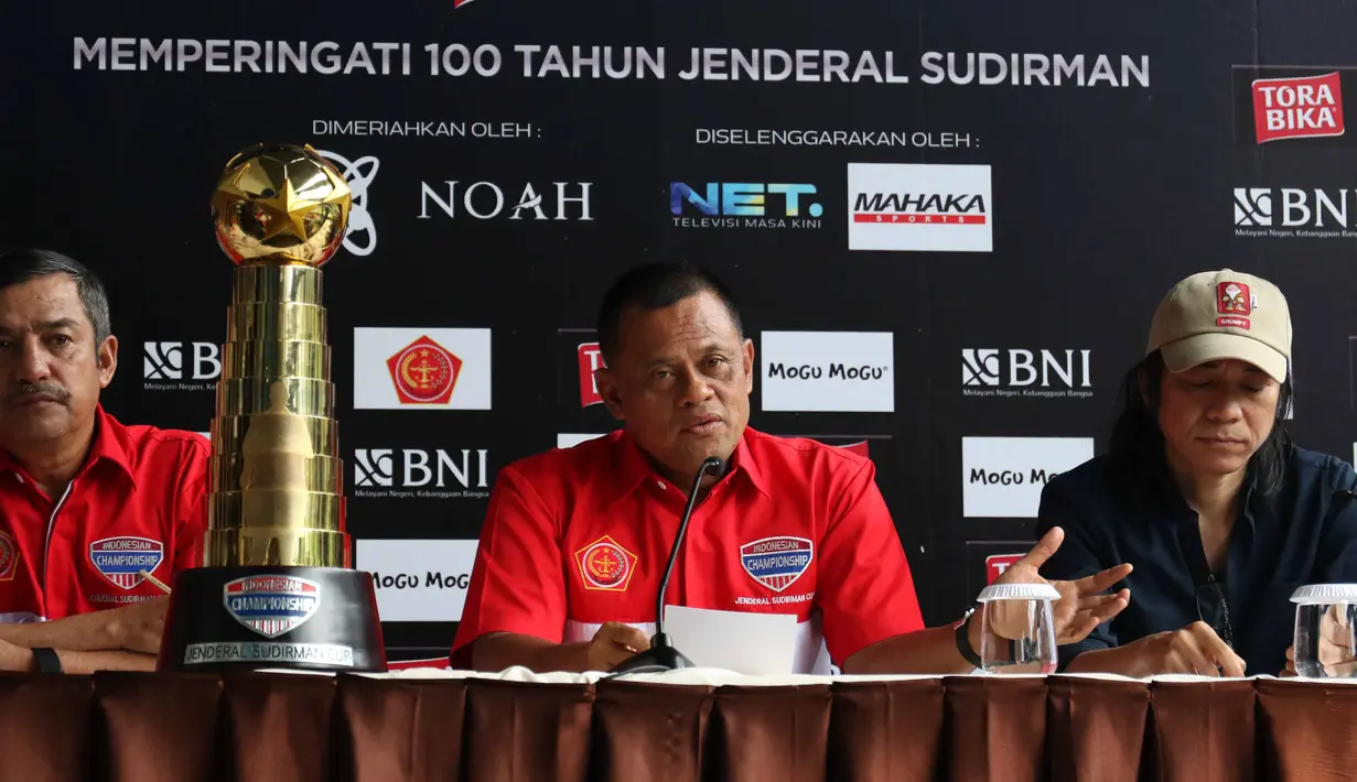 Panglima TNI, Gatot Nurmantyo (tengah) saat memberikan keterangan pada press conference Piala Jenderal Sudirman di Hotel Century, Senayan, Jakarta, Rabu (20/1/2016). (Bola.com/Nicklas Hanoatubun)