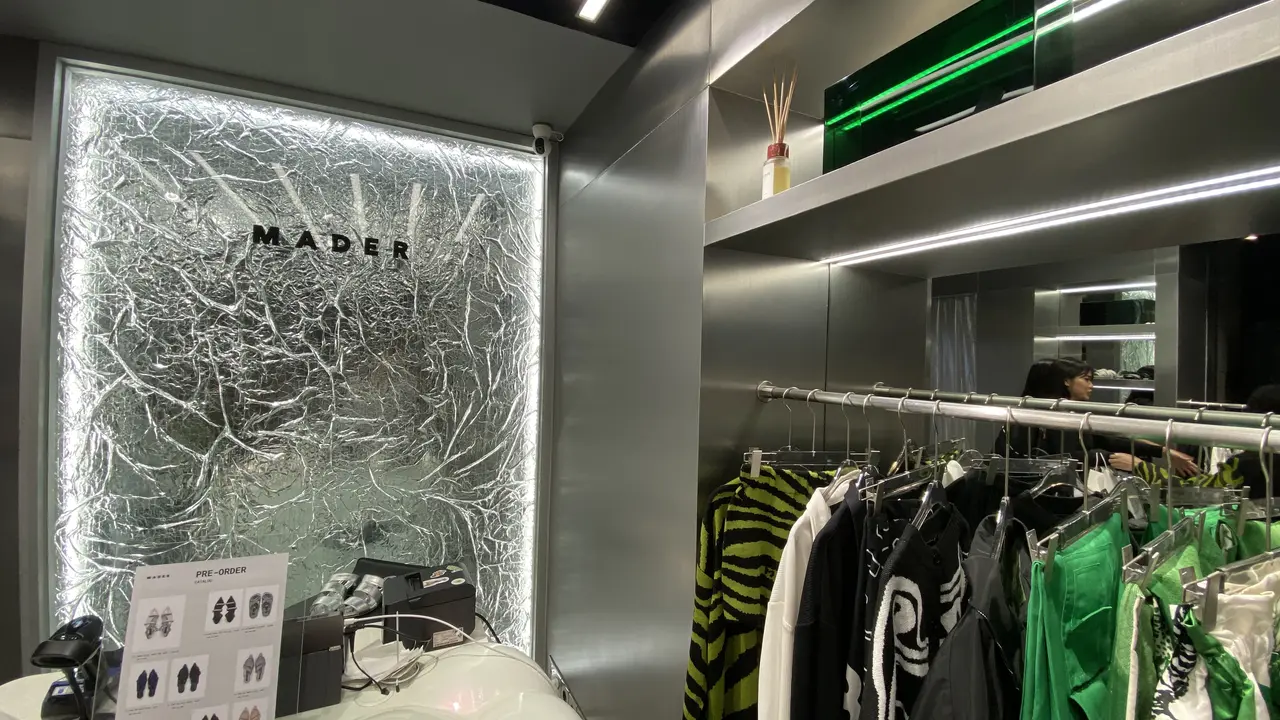 Offline store Brand Lokal MADER Bernuansa Silver Y2K