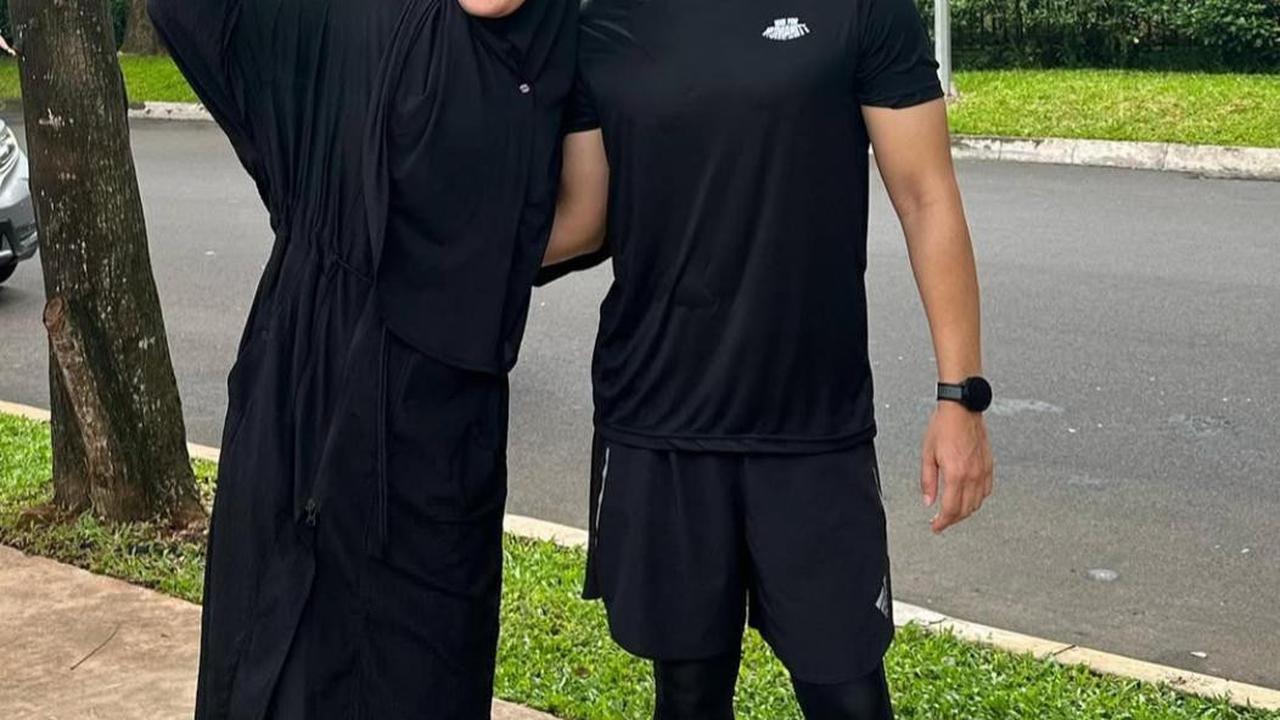 Dhini Aminarti Jogging Pakai Outfit Syar'i, Dipuji Netizen Tetap Modis dan Nyaman