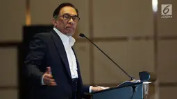 Pemimpin oposisi Malaysia, Anwar Ibrahim berbicara dalam The Executive Center for Global Leadership (ECGL) Leadership Forum 2018 di Jakarta, Rabu (4/7). Kunjungan luar negeri resmi ini pertama setelah Anwar keluar dari penjara. (Liputan6.com/JohanTallo)