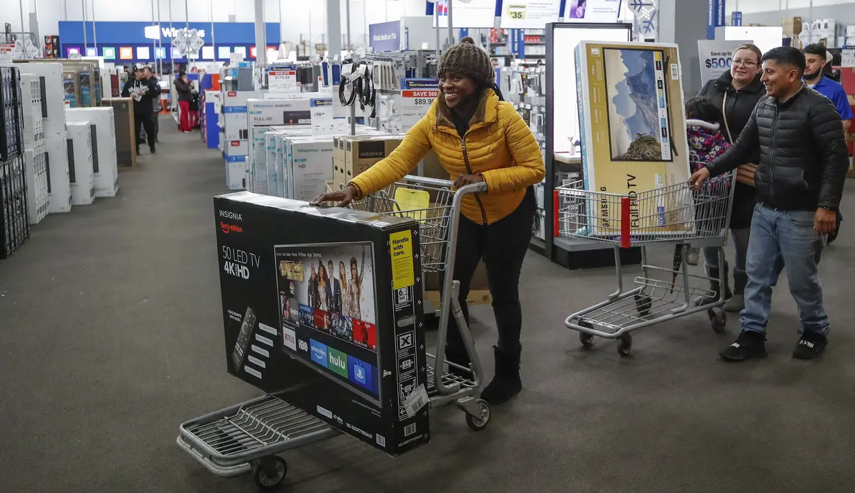 Konsumen membeli televisi di toko Best Buy Inc. saat acara penjualan Black Friday di Chicago, Illinois, Kamis (28/11/2019). Selama Black Friday yang dimulai sejak tahun 1960-an, warga Amerika merayakan tradisi dengan belanja dan berburu diskon-besaran. (Kamil Krzaczynski/Getty Images/AFP)