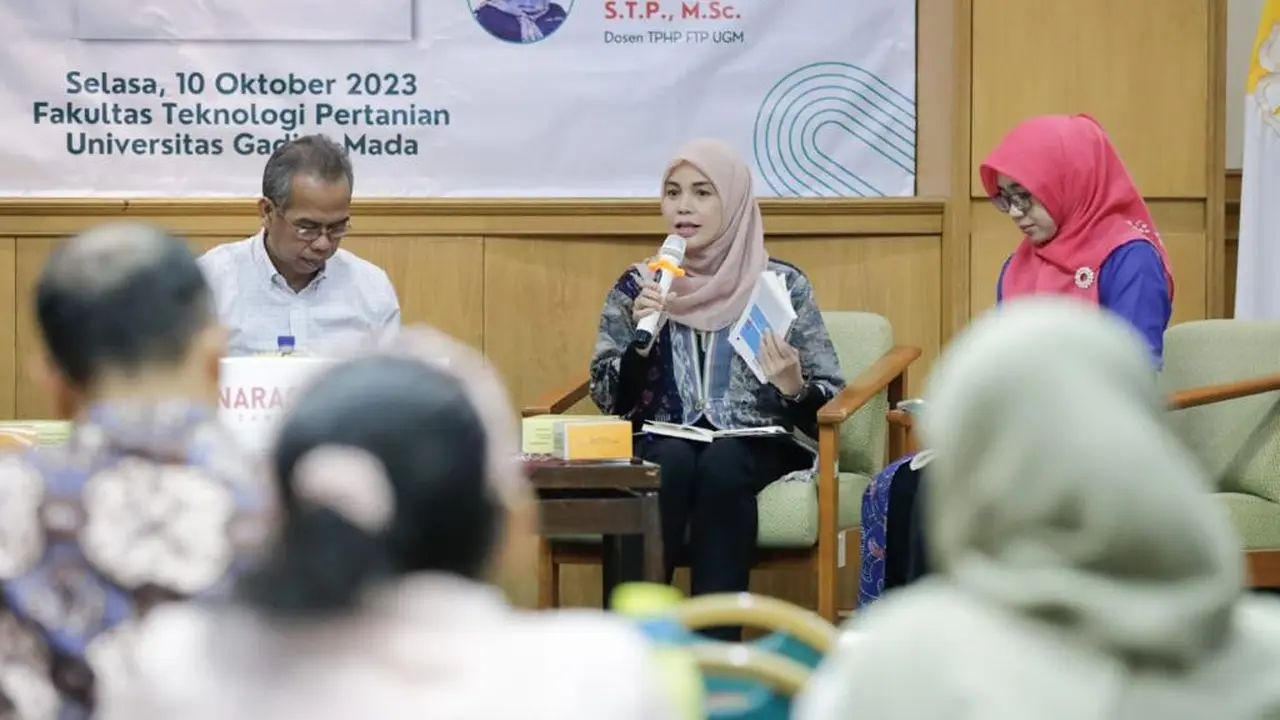 Siti Atikoh Supriyanti menjadi pembicara tamu dalam acara peluncuran dan bedah buku berjudul 'Narasi Nutrisi dan Kesehatan di Zaman Pasca-Kebenaran' di Fakultas Teknologi Pertanian, Universitas Gadjah Mada (UGM), Sleman, Prov. Daerah Istimewa Yogyakarta,