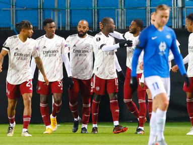 Penyerang Arsenal, Nicolas Pepe berselebrasi dengan rekan-rekannya usai mencetak gol ke gawang Molde pada pertandingan Grup B Liga Europa di Stadion Aker di Molde, Norwegia, Kamis (26/11/2020). Arsenal menang telak 3-0 atas Molde. (Svein Ove Ekornesvag / NTB via AP)