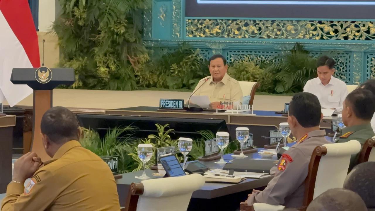 VIDEO: Prabowo Kejutkan Bahlil Mendadak Tanya Impor BBM dari Luar Depan Kepala Daerah se-Papua di Istana
