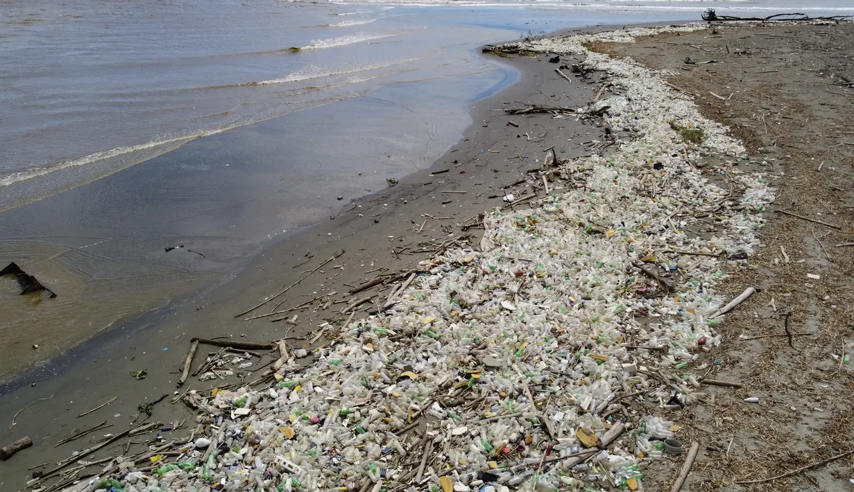 Sungai Guaire, anak sungai dari Sungai Tuy, mengalir melalui ibu kota Venezuela, membawa semua sampah seperti saluran pembuangan ke Laut Karibia.  (Photo by Yuri CORTEZ / AFP)
