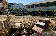 TNI-Polri Berjibaku Bersihkan Lumpur di SDN 1 Kuala Simpang Aceh Tamiang Pasca Banjir