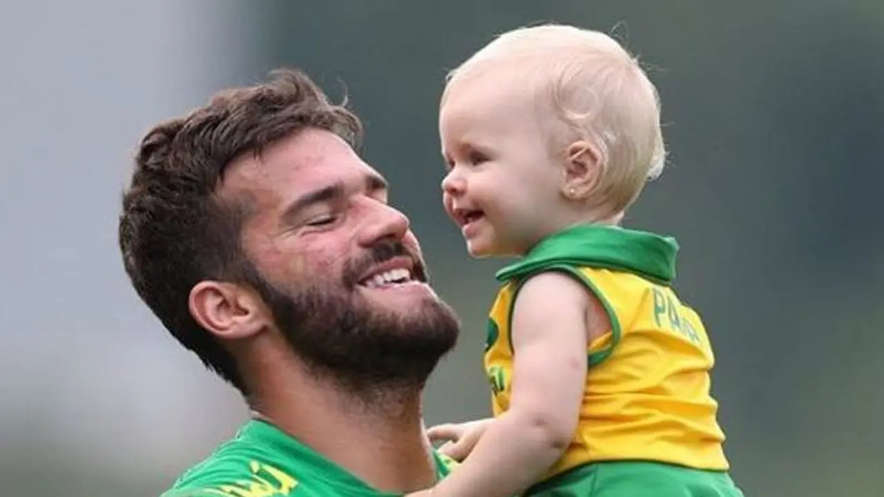 Kiper Timnas Brasil bersama putri cantiknya Helena (Foto: Instagram/@alissonbecker)