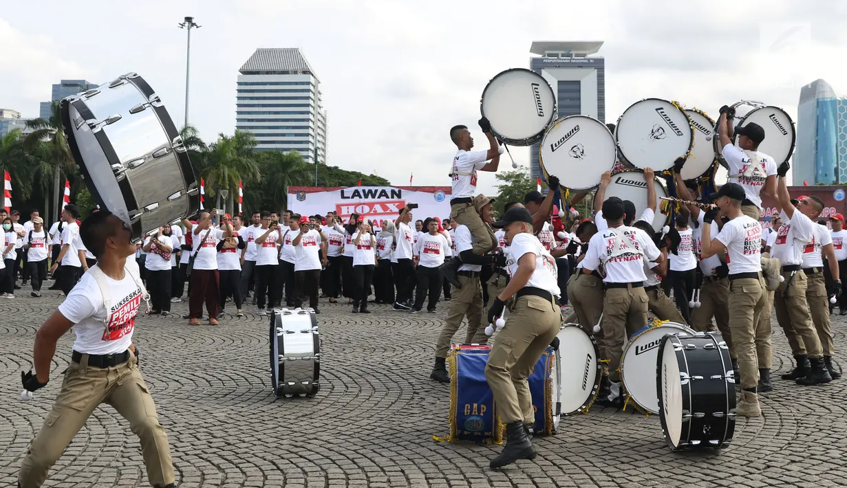 Taruna IPDN memeriahkan apel bersama lawan kampanye hoax dan berujar kebencian di lingkungan Kemendagri dan BNPP di Lapangan Monas, Jakarta, Jumat (15/2). Apel dipimpin Mendagri, Tjahjo Kumolo. (Liputan6.com/Helmi Fithriansyah)