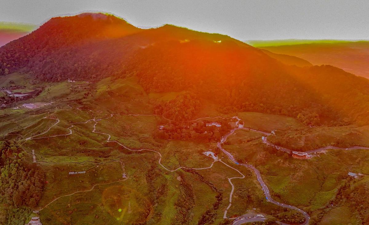FOTO: Pesona Alam Puncak Masih Menjadi Tujuan Favorit Warga Saat Libur Panjang