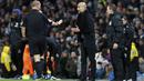 Pelatih Manchester City, Pep Guardiola melakukan protes kepada wasit saat timnya menjamu West Bromwich pada lanjutan Premier League di The Etihad Stadium, Manchester, (31/1/2018). Manchester City menang 3-0. (Martin Rickett/PA via AP)