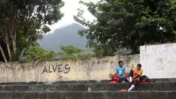 Pemain Malut United, Irsan Lestaluhu dan Rizky Maulana bersiap untuk coaching clinic di Stadion Marimoi, Tidore, Selasa (15/8/2023) sore WIB. (Bola.com/Okie Prabhowo)