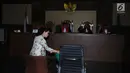 Terdakwa kesaksian palsu dalam perkara korupsi e-KTP, Miryam S. Haryani bersiap membacakan pembelaan di Pengadilan Tipikor, Jakarta, Kamis (2/11). Sebelumnya, JPU KPK menuntut Miryam 8 tahun penjara, denda Rp 300 juta. (Liputan6.com/Helmi Fithriansyah)