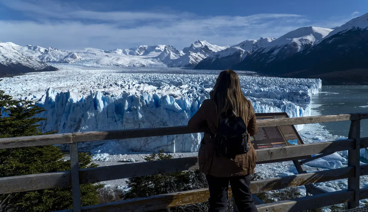 Tebing es ini menjulang di atas Danau Lago Argentino yang berada di Taman Nasional Los Glaciares Patagonia yang telah menjadi Situs Warisan Dunia UNESCO pada tahun 1981. (Walter Diaz / AFP)