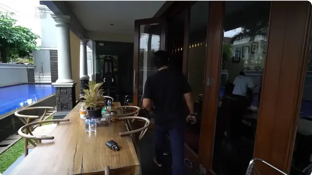 6 Potret Halaman dan Teras Rumah Ari Lasso, Asri Dilengkapi Kolam Renang