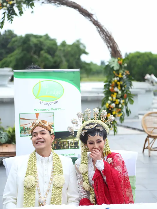 Usai melangsungkan akad nikah di The Lodge Hotel, Gunung Putri, Bogor, Jawa Barat, Sabtu (20/1/2018), Rasti dan suami melangsungkan sungkeman. Di sela itu terdengar sang MC mengucap doa yang mengejutkan. (Daniel Kampua/Bintang.com)