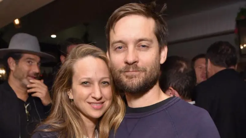 Setelah menikah selama sembilan tahun, akhirnya Tobey Maguire dan Jennifer Meyer memutuskan untuk bercerai.Seperti mimpi, 5 selebriti Hollywood ini menikah dengan penggemarnya. (Foto: latimes.com)